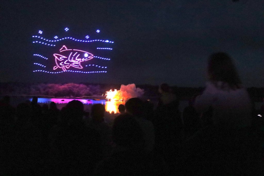 claude_riboulet's tweet photo. 🏞️🎆 Vous étiez près de 8000 personnes, ce soir, à Saint-Bonnet-de-Tronçais, pour assister au merveilleux spectacle de drones Bourdonner-en-Bourbonnais proposé par le @Allierdpt jusqu'à la fin du mois d'août ! Les prochaines dates ici👇 https://t.co/Tip4xBfdRU