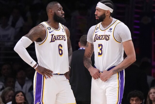 LBJxGoat's tweet photo. Jordan 1992         LeBron 2022 

30.1 PPG                30.3 PPG
6.4 RPG                  8.2 RPG
6.1 APG                   6.2 APG
2.3 STL                   1.3 STL
0.9 BLK                  1.1 BLK
58 TS%                  61.9% TS

Pas mal pour un mec sois disant finito ?

👑🐐