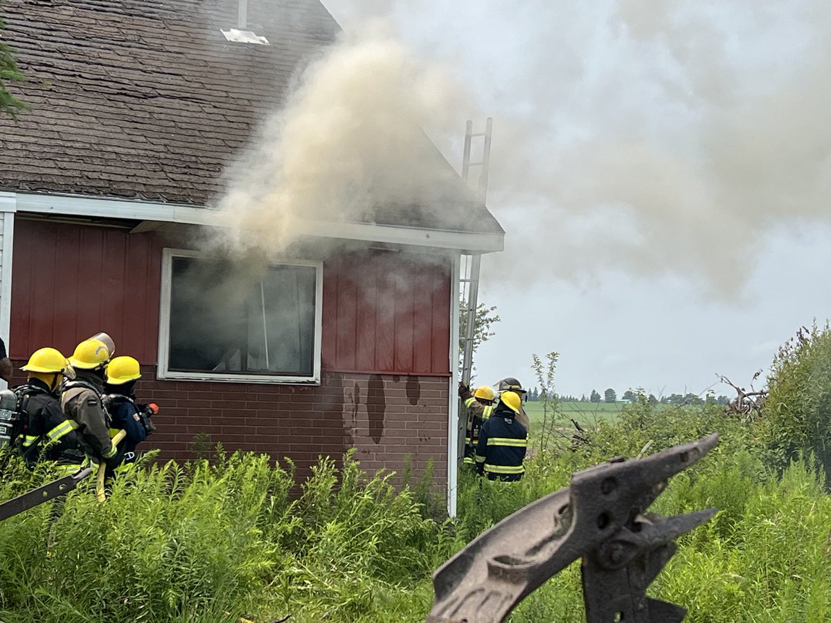 NorthernBruceFD's tweet photo. Great day of #LiveFire #Training in #NorthernBrucePeninsula. Today your ⁦@NorthernBruceFD⁩ #Firefighters along with Nawash Fire &amp; Saugeen First Nation Fire trained on various #Firefighting techniques. Thanks to our Instructors from ⁦@sixnationsfire⁩ &amp; #NBPFD #Teamwork https://t.co/uo8k3qIAK1