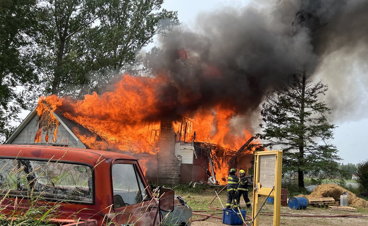 NorthernBruceFD's tweet photo. Great day of #LiveFire #Training in #NorthernBrucePeninsula. Today your ⁦@NorthernBruceFD⁩ #Firefighters along with Nawash Fire &amp; Saugeen First Nation Fire trained on various #Firefighting techniques. Thanks to our Instructors from ⁦@sixnationsfire⁩ &amp; #NBPFD #Teamwork https://t.co/uo8k3qIAK1