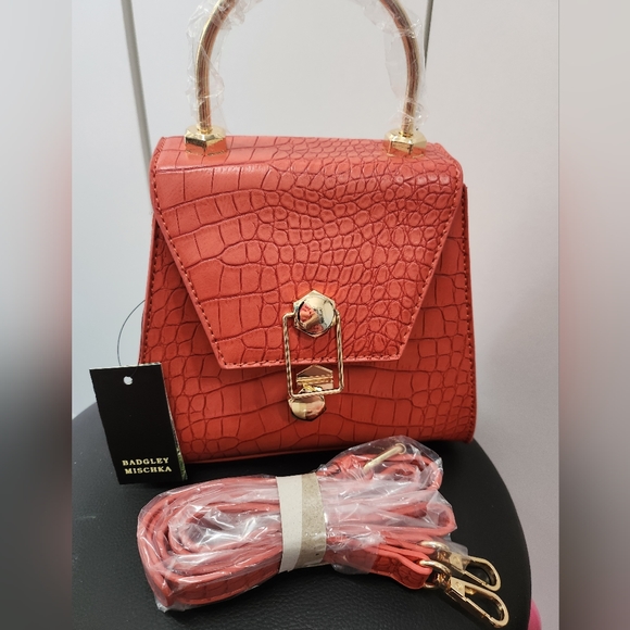 stephstarr71's tweet photo. So good I had to share! Check out all the items I'm loving on @Poshmarkapp from @BrushstrokesDeb #poshmark #fashion #style #shopmycloset #badgleymischka #burberry #calvinklein: https://t.co/TKOvfSEkNj https://t.co/ZHHkpnNEe4