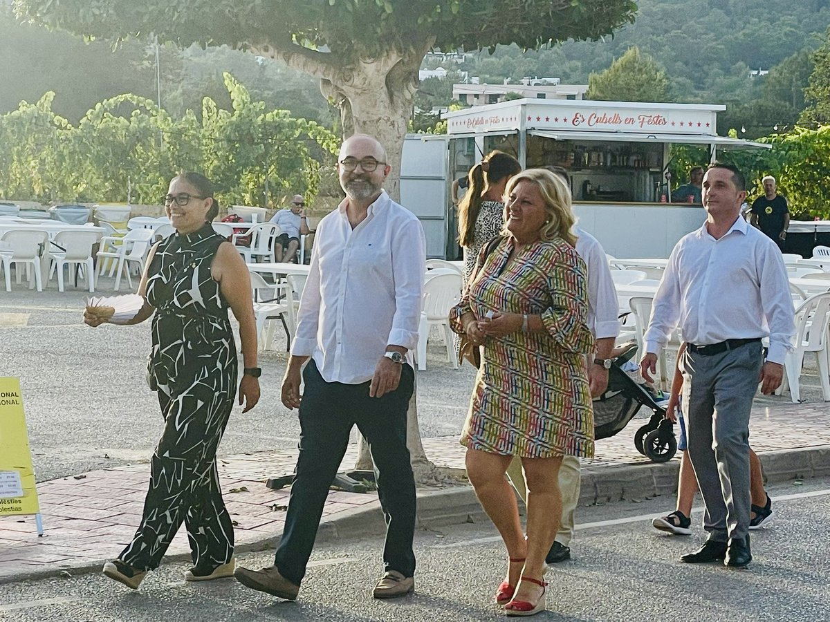 PPSantJosep's tweet photo. Molts anys i bons a tots els vesins i vesines des Cubells, en el dia de la Mare de Déu del Carme, dia de la gent de la mar!
#EsCubells #festes #DiadelCarme #tradicions https://t.co/Vq8tivFZLp