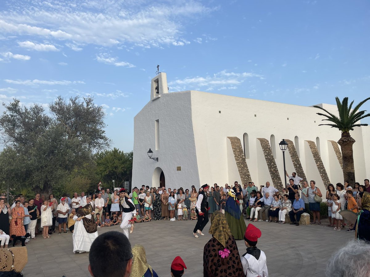 PPSantJosep's tweet photo. Molts anys i bons a tots els vesins i vesines des Cubells, en el dia de la Mare de Déu del Carme, dia de la gent de la mar!
#EsCubells #festes #DiadelCarme #tradicions https://t.co/Vq8tivFZLp