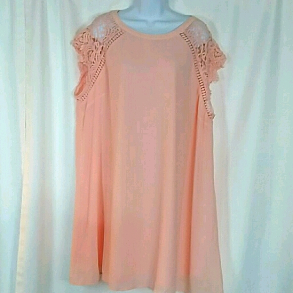 AngelaHenness11's tweet photo. So good I had to share! Check out all the items I'm loving on @Poshmarkapp #poshmark #fashion #style #shopmycloset #nike #perfectlypriscilla #goodthreads: https://t.co/2hCx0IMA3a https://t.co/yIDkuj2TCJ