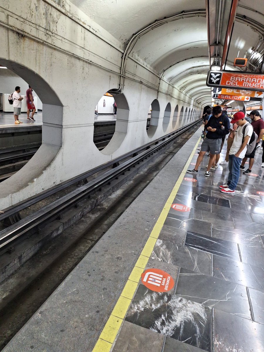 Dave_Is_Don's tweet photo. #MetroCDMX Llevamos más de media hora en la #línea7 esperando un tren, dirección Barranca del muerto, antes al menos pasaban del otro lado, ya ni eso... https://t.co/RuDwa0sASF