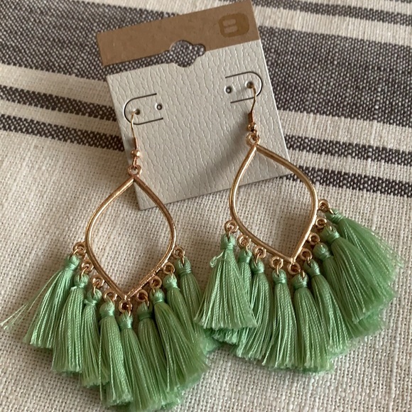 KikiRetail's tweet photo. So good I had to share! Check out all the items I'm loving on @Poshmarkapp #poshmark #fashion #style #shopmycloset #buckle #forever21 #bandolino: https://t.co/aYt7eKkvwB https://t.co/k11r9y2Vp9