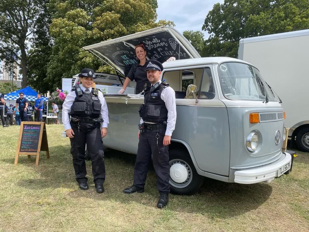 Shout out to <a href="/MPSFairfield/">Fairfield Police</a> , 
@MPSBroadGreen , and <a href="/MPSCroydon/">South Area - Croydon MPS</a> for an incredible presence at the Croydon community events this weekend - to include today at <a href="/CroydonMela/">CroydonMela</a> - here we are on ice cream duties! Nice that they popped by for a chat! 
.
#croydonmela #croydonmela2023