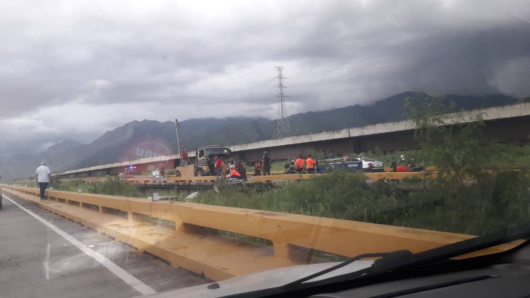 indiraamr's tweet photo. @victoria1039fm Accidente antes del túnel sentido Valencia - Maracay 5.30pm https://t.co/FQ8W1eHmaS