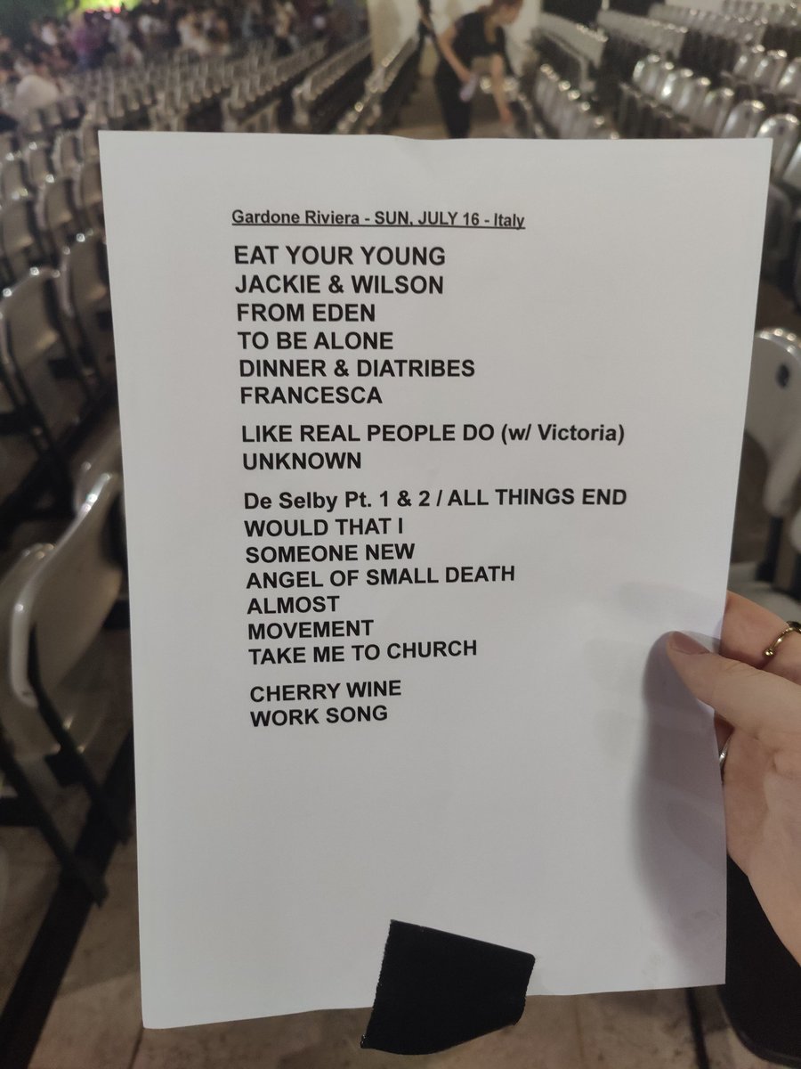 dailyhozierpics's tweet photo. Hozier performed De Selby Pt 1 &amp; 2 tonight in Italy https://t.co/0TiZJgIunT