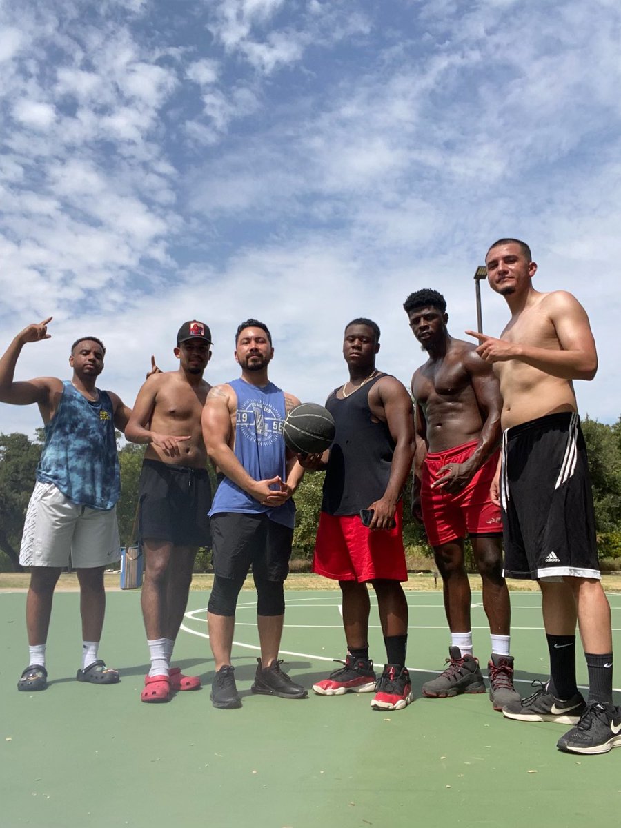 A little bit of basketball with the team @phpagency

 #business #share #viral #official #official #official_robertt #sharethelove #businessman #basketball #trending #explorepage #explore #blackmen #hispanic