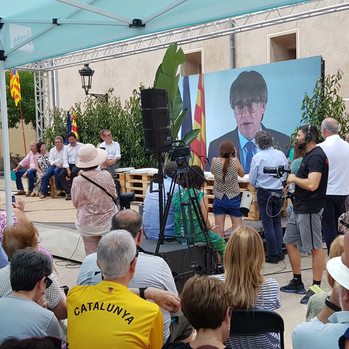 Nuria_Salas's tweet photo. Avui, la plaça del Monestir d'Amer plena de gom a gom a l'acte central de campanya per les eleccions generals del 23J fent costat la @miriamnoguerasM i en @KRLS
#PerCatalunya
#Janihaprou
Vota @JuntsXCat
@JuntsxCatBCN @JuntsxCatMadrid
Visca Catalunya lliure!! https://t.co/0F1R9DByUg