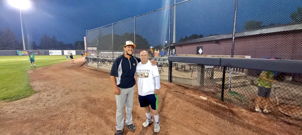 DeportesHoyCA's tweet photo. @MikeyG_VE It was very nice to see you again after that last game in the #WCBL final in Okotoks.
I want to thank you for your kind attentions and I wish @mjmillers a year of success with a championship in August, a solid team this year.
#MJexpress #MJexpressBaseball
#SiSePuede ⚾️ https://t.co/dWRJQvE6VT