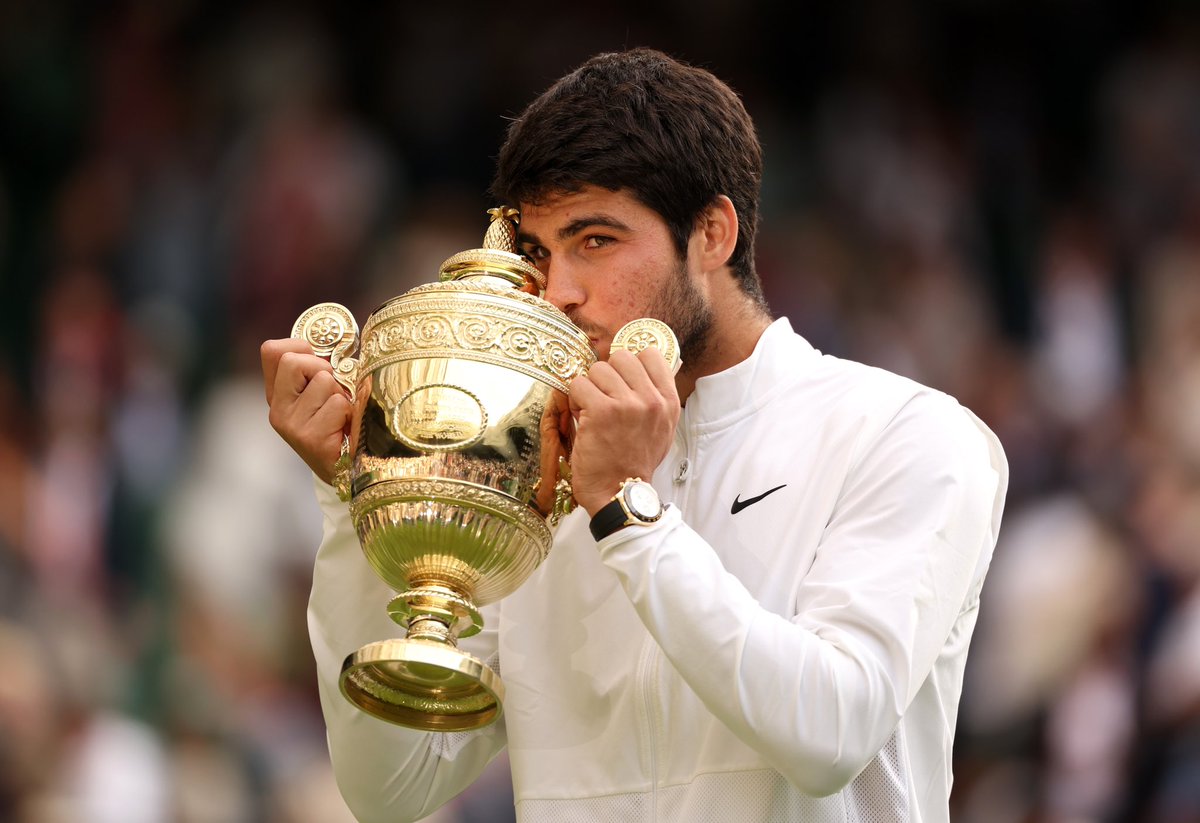 A lifelong dream! 🏆💚 You always have to believe! I'm only 20 years old, everything is happening too fast, but I'm very proud of how we work every day. Thank you everyone for your support, from the bottom of my heart! 🙌🏻😍 <a href="/Wimbledon/">Wimbledon</a> 

📸 Getty