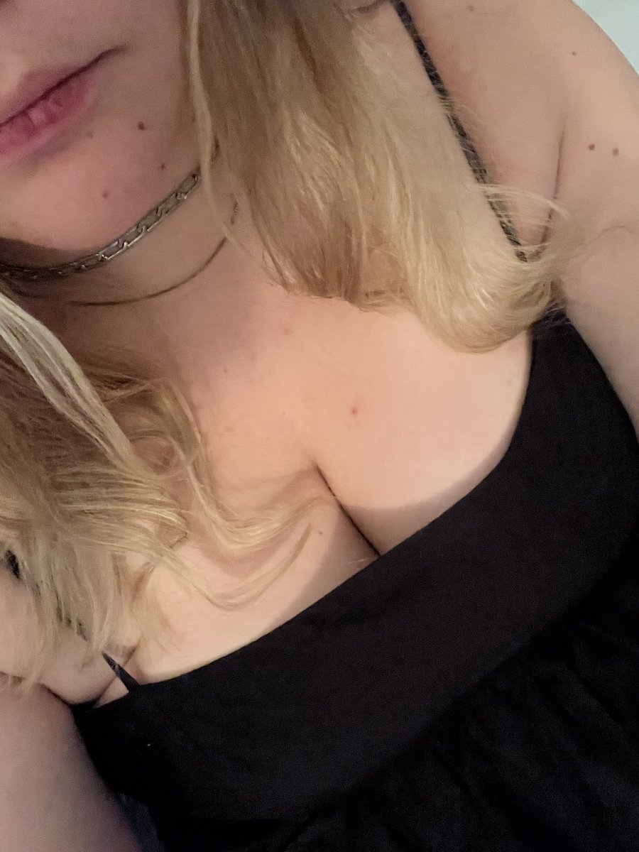 ninilivess's tweet photo. Wearing a super cute dress but have nobody to take me on a date :( https://t.co/go8x12oOBM