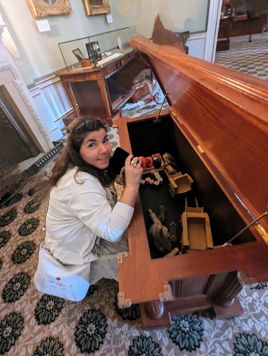 ZavrsnikAna's tweet photo. Say no more! 😁 Like the little princess I became a #PrincessAna
There is no video with my choo choo sounds. 😂 #KensingtonPalace 👑 https://t.co/FKbTalEzpj