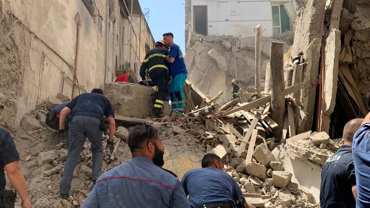 Una palazzina di tre piani è crollata questa mattina a Torre del Greco, in corso Umberto 61, in provincia di Napoli.

L'edificio è abitato e si teme possano esserci vittime del crollo. Sul posto i sanitari del 118 e diverse squadre dei Vigili del Fuoco

ilformat.info/2023/07/16/nap…