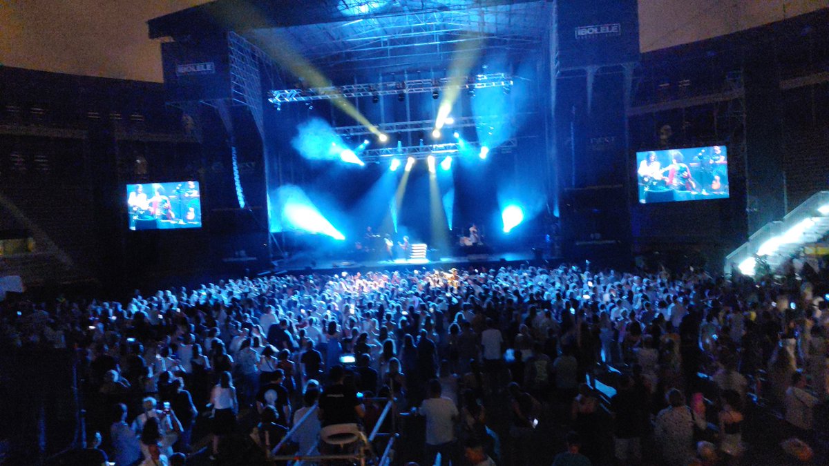 brellet72's tweet photo. Brutal el concert de LP, una meravella 😀 #lpconcert https://t.co/YPkJVPDkyQ