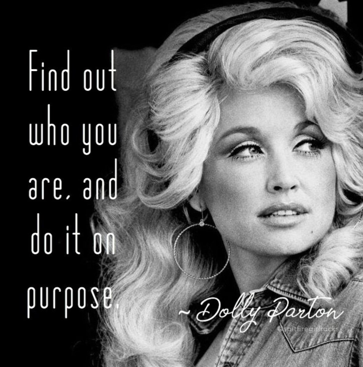 Taking inspiration from this absolute legend and planning my next paint night. Can’t wait to show you what we’re gonna be painting! Hope you can join me! #paintnight #artstudio #learntopaint #dolly #dollyparton #art #sarahbethbanning #letsdothis #lagovistatx