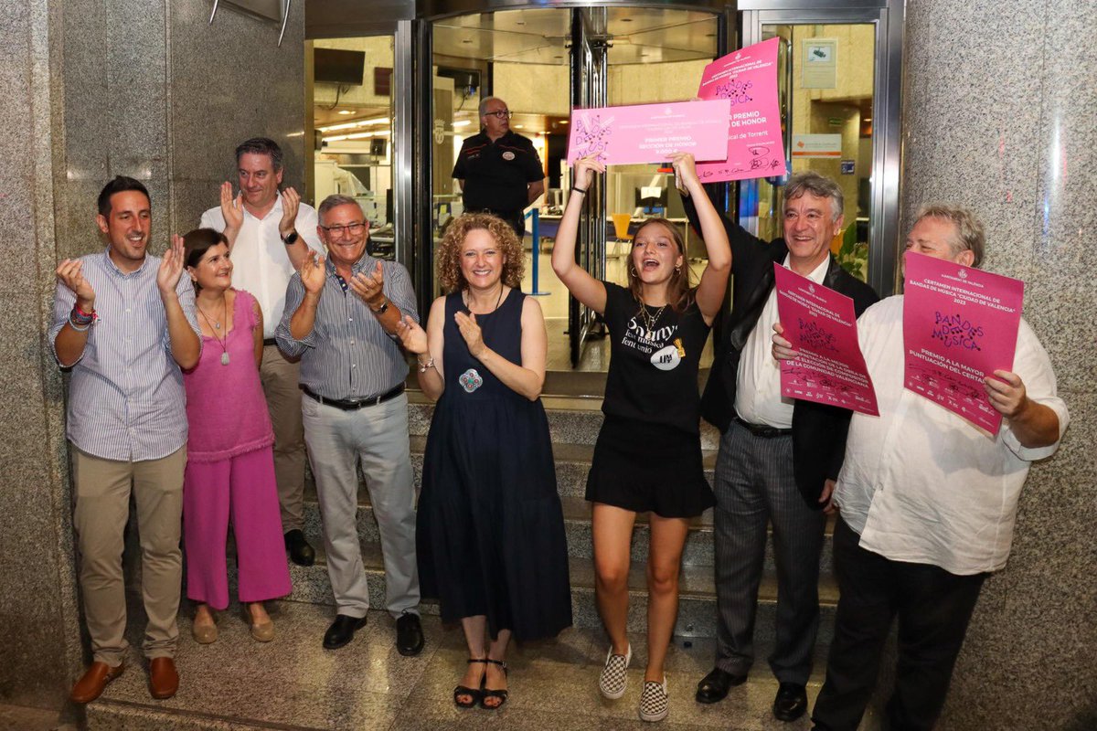 AmparoFolgado's tweet photo. Celebrant tots els primers premis de la @umtorrent Sou els Millors! Un orgull per a #Torrent. L’Enhorabona! #FentUnio https://t.co/rH0sXsyzJn