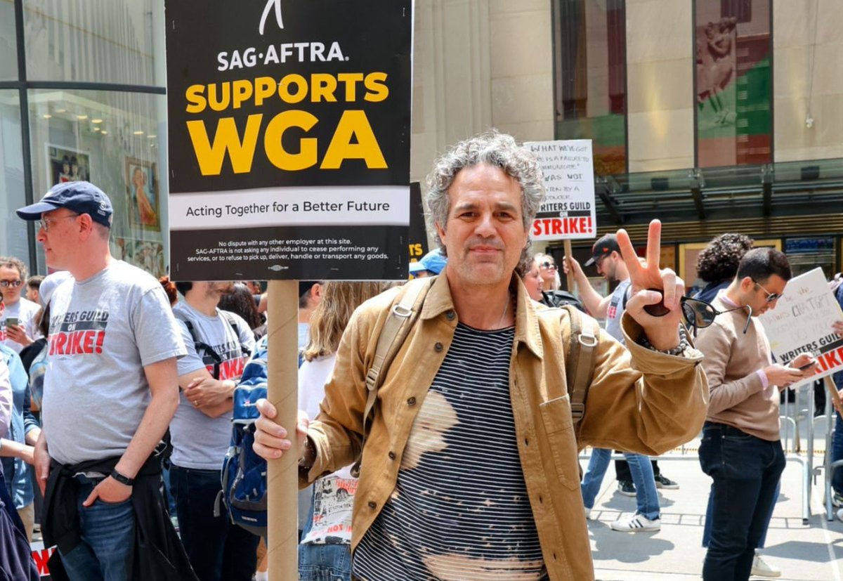 SiteJamesons's tweet photo. Tenho visto uma galera usando essa imagem do Mark Ruffalo e outros grandes atores na manifestação da greve dos atores em Hollywood para fazer comentários como:

"Ganha milhões com os filmes e ainda quer fazer greve"

Então, o Ruffalo realmente não precisa entrar em greve. O que só torna ainda mais nobre a sua posição. Ele sempre foi um ator consciente e envolvido em pautas sociais.

Filmes e séries não são feitos apenas por super estrelas que ganham salários milionários. TODOS os personagens que você vê nas telas são atores.

Uma minoria ganha fortunas. Muitos passam a carreira inteira acumulando papéis de coadjuvantes (ou até menores), esperando a  oportunidade da vida de protagonizar um filme de sucesso. E na maioria das vezes a oportunidade chega. Ou o sucesso não vem.

A postura de atores como o Mark Ruffalo é de dar visibilidade para a causa. Uma foto dele na manifestação alcança muito mais pessoas do que atores desconhecidos que efetivamente serão beneficiados com as melhores condições que a greve busca proporcionar.

Não é difícil de entender. Pega o último filme ou série que você assistiu. Exclui o protagonista e nomes consagrados. E agora conte e observe todos os demais atores que compõe a obra. Gente que tu nem faz ideia do nome.

A greve é, principalmente, sobre essas pessoas.