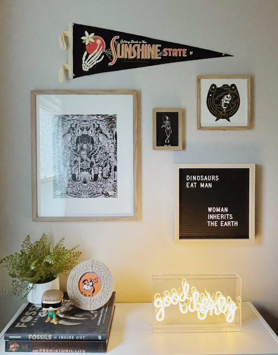 tootie_monkey's tweet photo. some sub-par photos of what I’ve been working on in my game room / office 👻
#cozygamer #aesthetic #gameroom https://t.co/bO2BaMBiTB