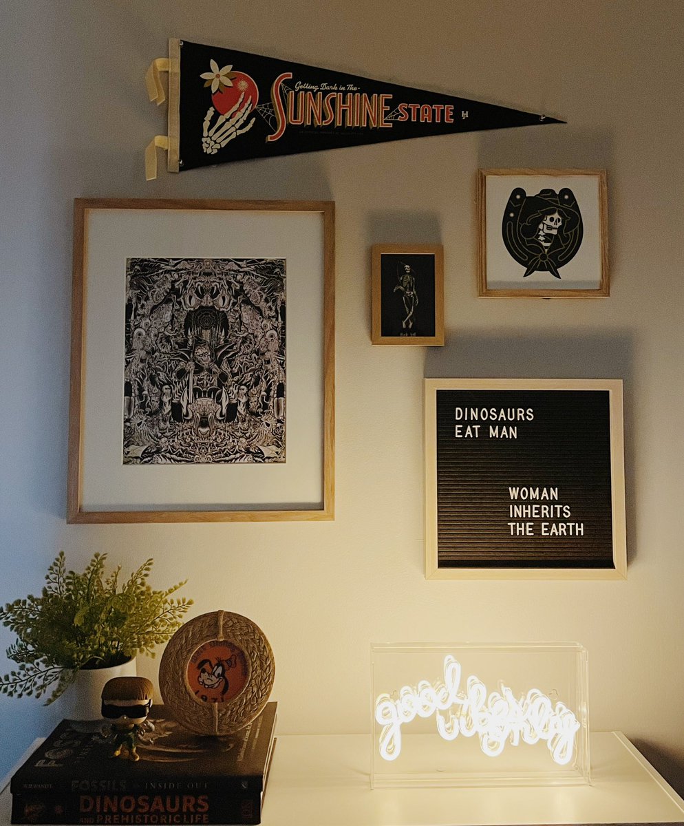 tootie_monkey's tweet photo. some sub-par photos of what I’ve been working on in my game room / office 👻
#cozygamer #aesthetic #gameroom https://t.co/bO2BaMBiTB