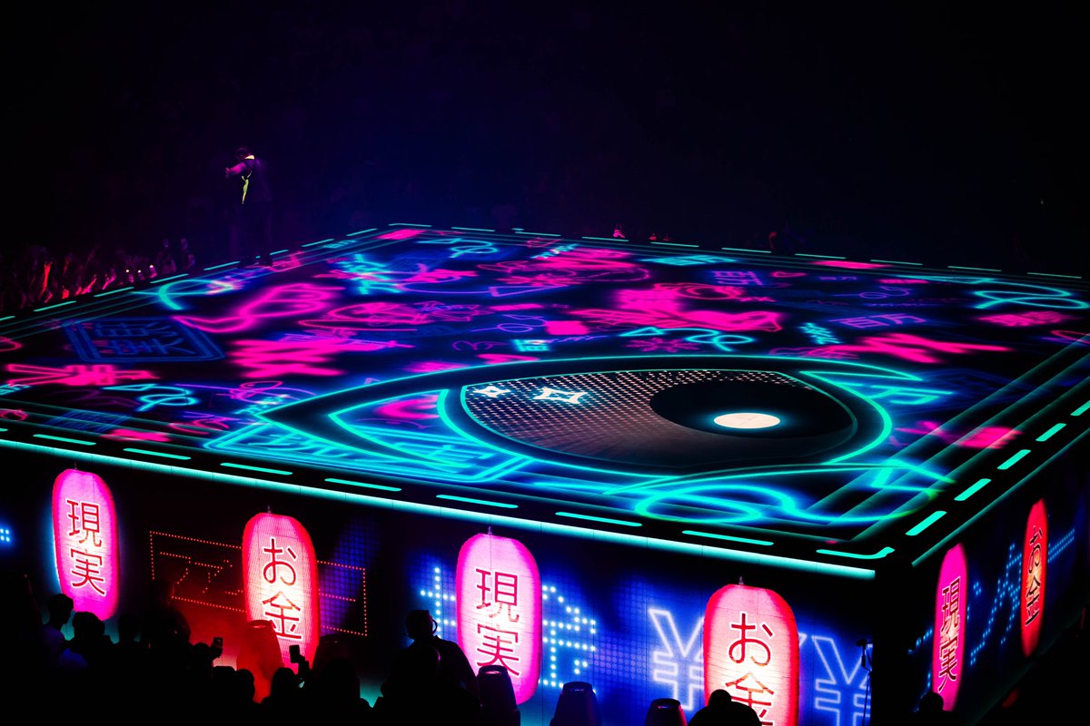 MegYuup's tweet photo. ITS ALL A BLUR stage design > https://t.co/lXFoSenzZq