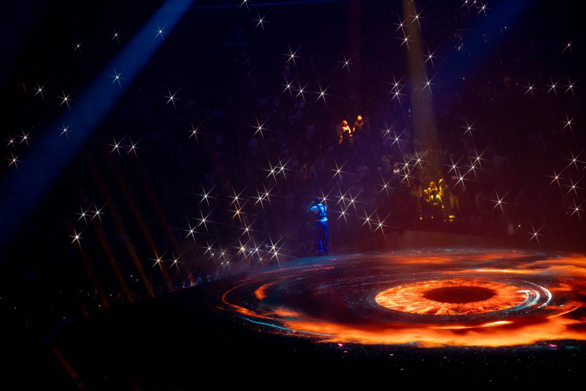 MegYuup's tweet photo. ITS ALL A BLUR stage design > https://t.co/lXFoSenzZq