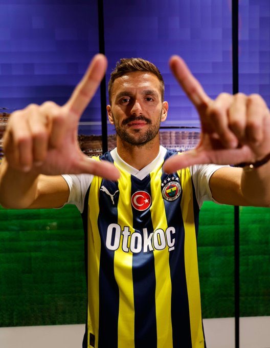 Tadic assina contrato com o Fenerbahçe