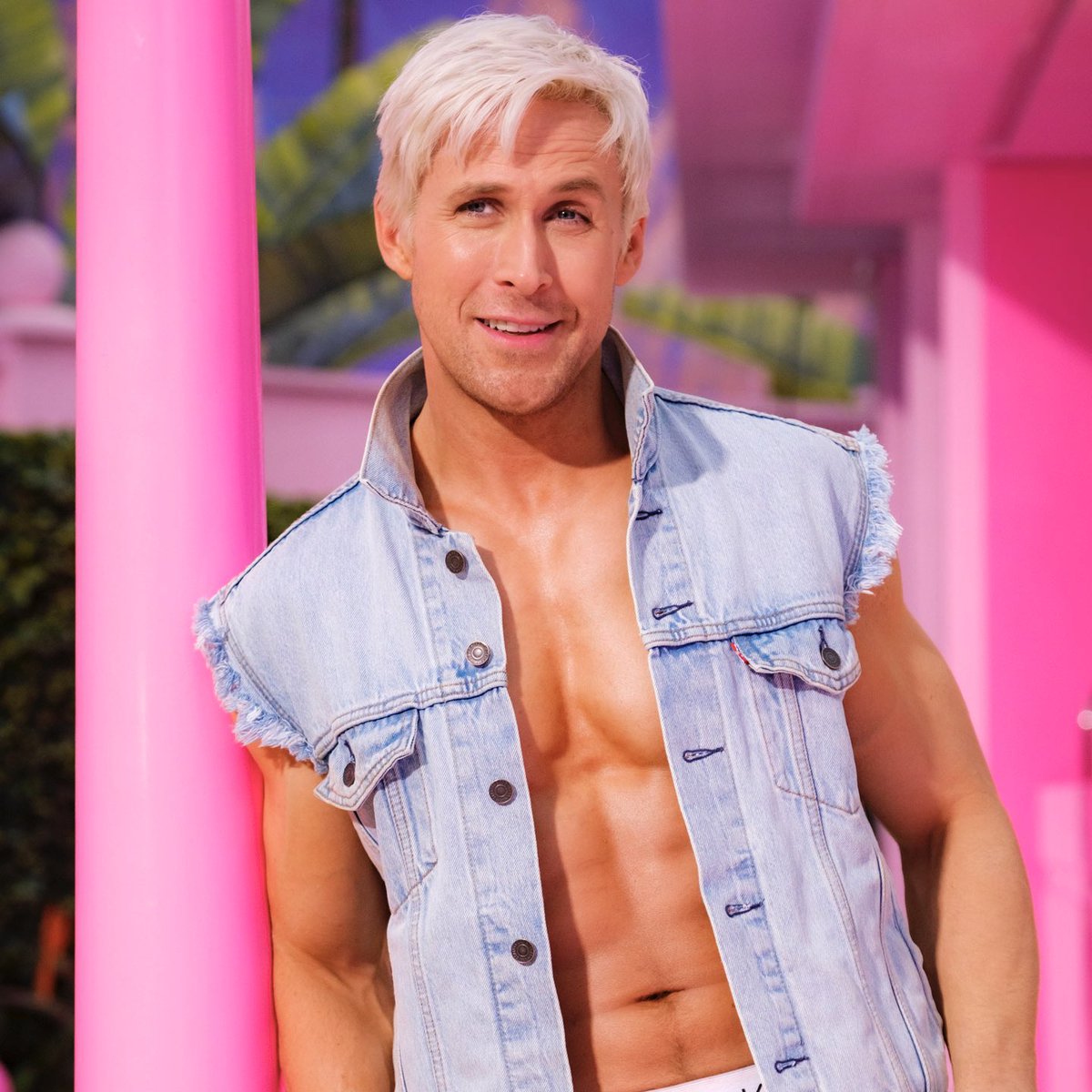 FilmUpdates's tweet photo. Ryan Gosling when asked to describe the tone of Greta Gerwig’s BARBIE: “I wouldn’t dare Ken-splain the Barbie movie.”

(https://t.co/aGztYDBdQ1) https://t.co/KFiVnuaGNg