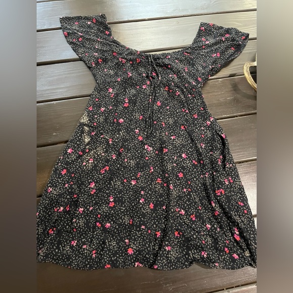 So good I had to share! Check out all the items I'm loving on <a href="/Poshmarkapp/">Poshmark</a> from @hollylowejones <a href="/jocerut/">Jocelyn Rutland</a> #poshmark #fashion #style #shopmycloset #pajamagram #volcom: posh.mk/8MJUrklyuBb
