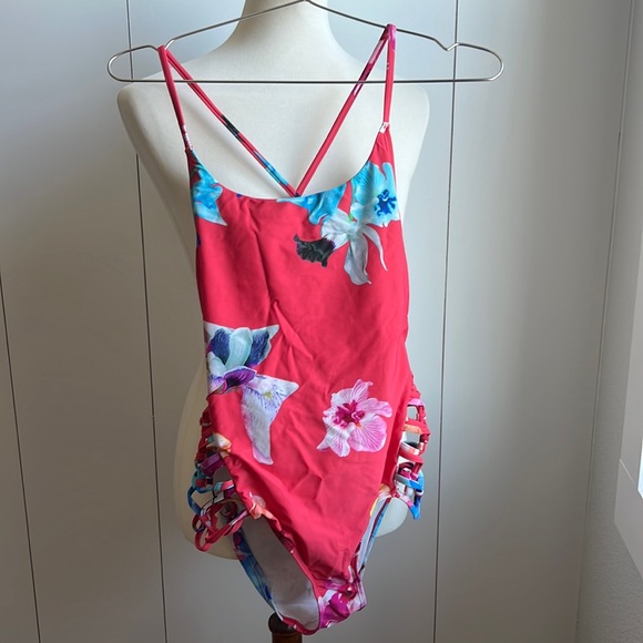 edgewatergr8c's tweet photo. So good I had to share! Check out all the items I'm loving on @Poshmarkapp #poshmark #fashion #style #shopmycloset #6shoreroad: https://t.co/HnCKY4H7y8 https://t.co/glTn1f36Ha