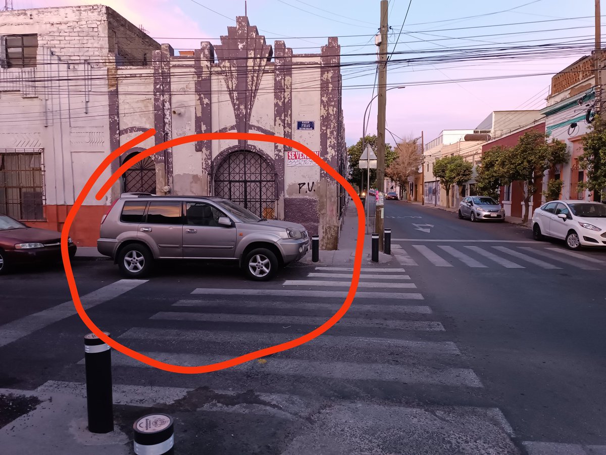 armas_load's tweet photo. Autos abandonados en cruces Joaquin Angulo y Frias en Santa tere @GdlMovilidad @JaliscoVial @PoliciaGDL @GuadalajaraGob https://t.co/3OfsEtJOCy