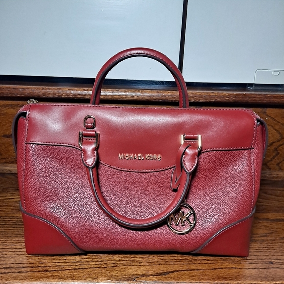 contim2000's tweet image. So good I had to share! Check out all the items I'm loving on @Poshmarkapp #poshmark #fashion #style #shopmycloset #kori #michaelmichaelkors #boohooplus: posh.mk/mhtfKrnyuBb