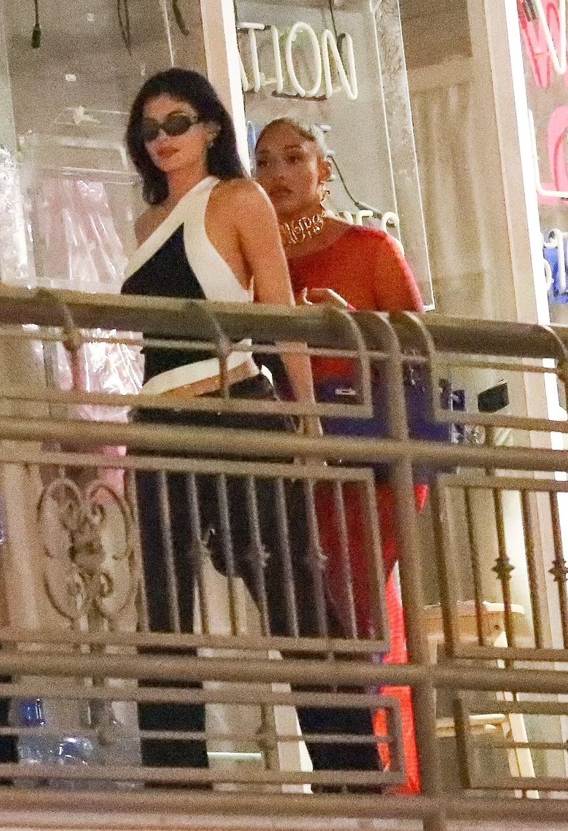 popcultureshub's tweet photo. Kylie Jenner and Jordyn Woods is seen having dinner in Los Angeles. https://t.co/n6RhsLAZU4