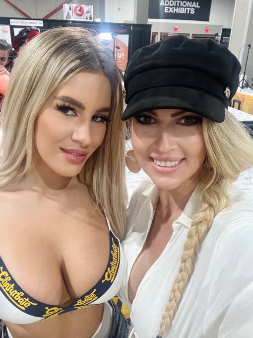 It was great hanging with @EmaKarter the last three days @chaturbate booth.  I can&rsquo;t wait to see you<a class="tags" href="/tag/emakarter">@emakarter</a><a href="/tag/moriahmills"class="tags"><span>#moriahmills</span></a>