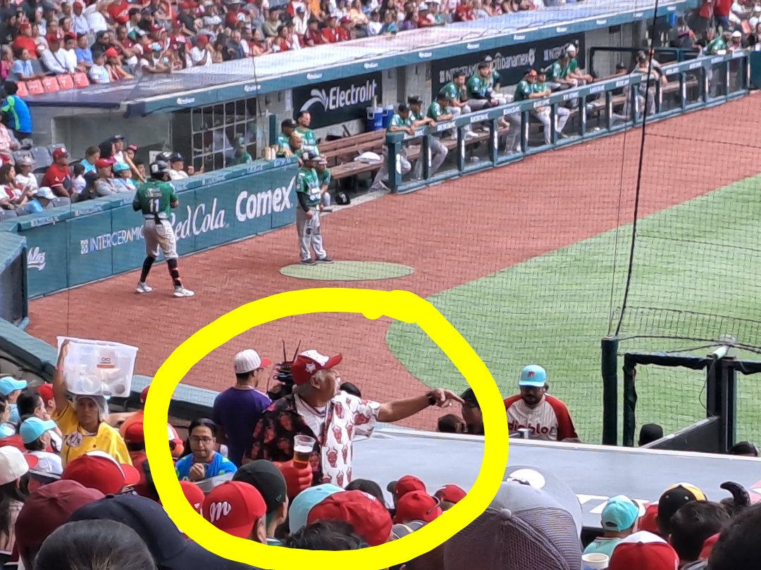 ilebelin's tweet photo. Hoy a este tipo se le ocurrió ir a gritarle de cosas al Flamingo y señalarlo, nunca se aplasta en su lugar @DiablosRojosMX  @Othon_DiazV hagan algo ya por favor!! Viejo NEFASTO, CORRIENTE https://t.co/dF6O3DaGhA