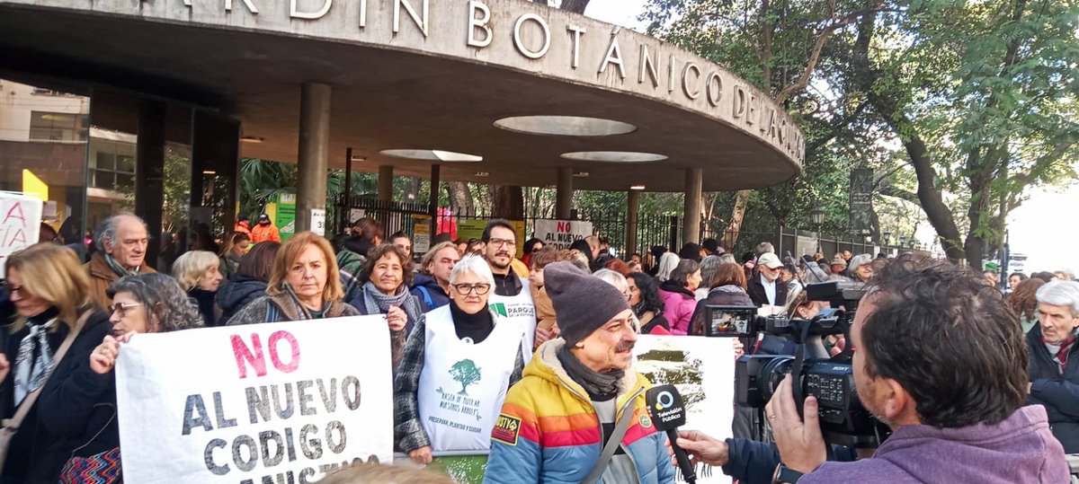 paisajeante's tweet photo. Hoy fuimos un montonazo de personas en el abrazo en defensa del Jardín Botánico.
Impresionante encuentro en donde nos vimos las caras, compartimos sensaciones y opiniones sobre el desastre que está haciendo el GCBA en este lugar.
Gracias a toda la gente que pudo estar. presente. https://t.co/uDDNAVw7bb