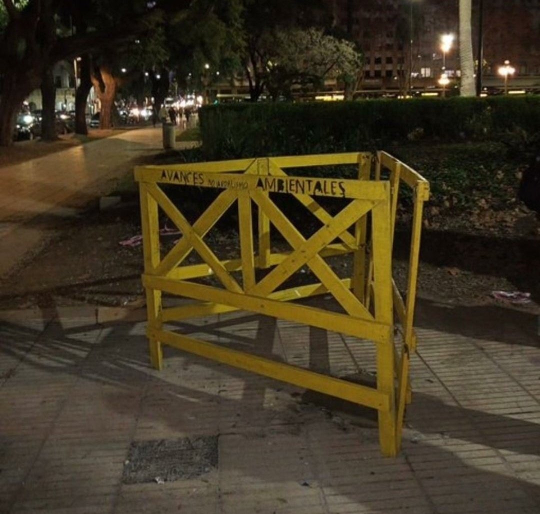 DescLoq's tweet photo. Que cagado que la estatua de Gaturro haya terminado hecha mierda pero el muro anti vandalismo haya quedado intacto. Genios https://t.co/cb7Gyja2Fz