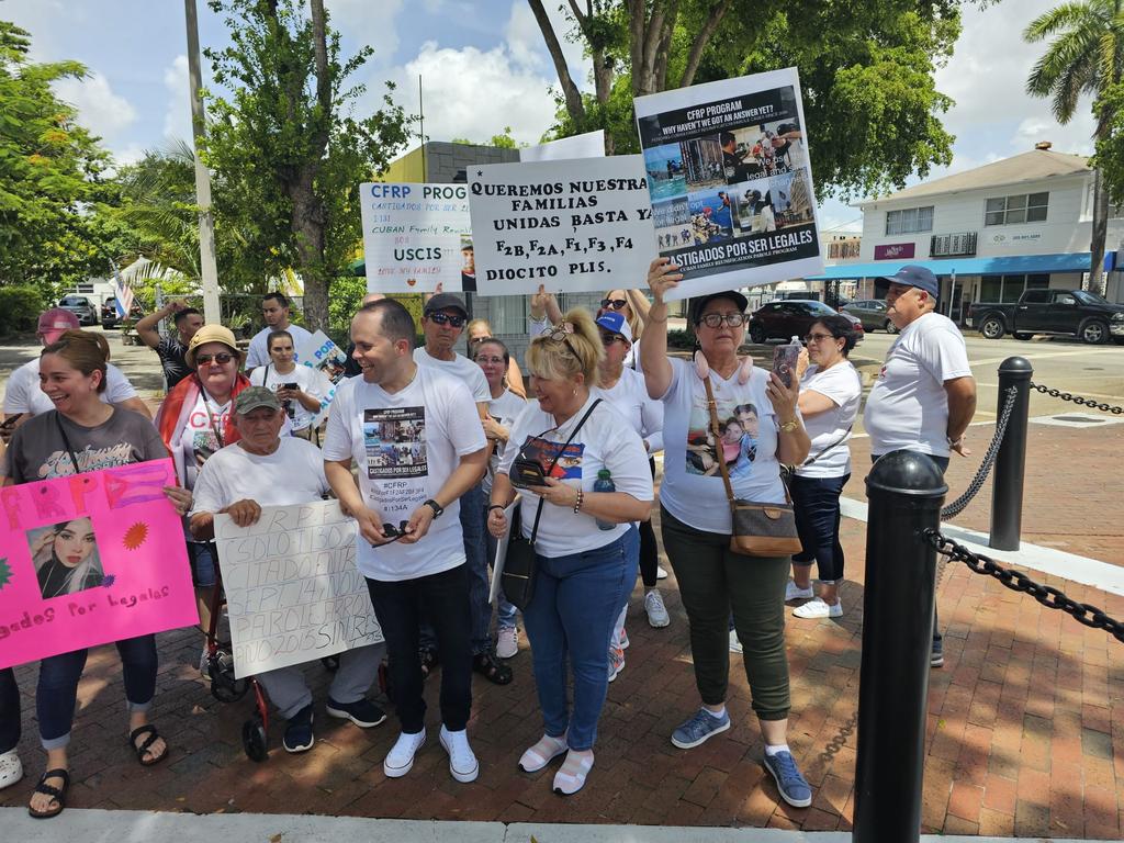 <a href="/YanaraSoriano/">Yanara Soriano</a> <a href="/USCIS_es/">USCIS Español</a> <a href="/USCIS/">USCIS</a> <a href="/USEmbCuba/">Embajada de los Estados Unidos en Cuba</a> <a href="/POTUS/">President Donald J. Trump</a> <a href="/SecMayorkas/">ARCHIVED: Secretary Alejandro Mayorkas</a> <a href="/MaElviraSalazar/">María Elvira Salazar 🇺🇸</a> <a href="/MarioJPenton/">Mario J. Pentón</a> Por los años de espera,. Luego de ser aprobados y pagados nuestros paroles de #CFRP, merecemos un permiso de viaje directo ya sin tanto  papeleo. 
#CastigadosPorSerLegales 
#nomaslimbomigratorio 
<a href="/USCIS_es/">USCIS Español</a> 
<a href="/USCIS/">USCIS</a> 
<a href="/MarioJPenton/">Mario J. Pentón</a> 
<a href="/MaElviraSalazar/">María Elvira Salazar 🇺🇸</a>