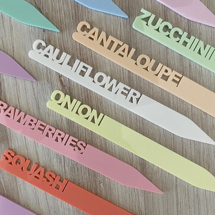 🌸🌿🌻 glowforge.com Add a pop of color to your garden in minutes with acrylic plant markers printed on your Glowforge. Amy chose pastel colors for her project. IG: amy.olszak.