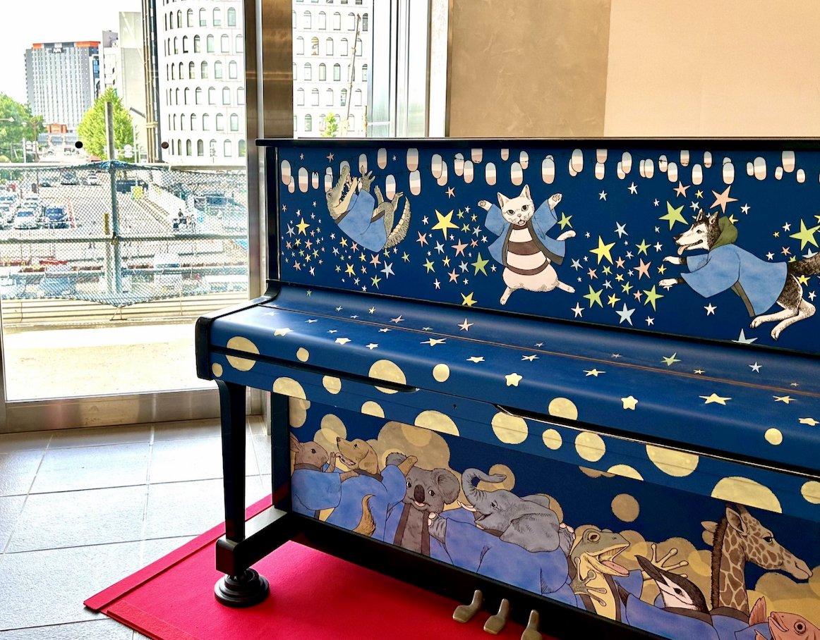 DaredemoPiano's tweet photo. ◆新着◆
JR新潟駅

8月20日まで限定のストリートピアノが出現中！！！

粟島観光協会とのコラボレーション。

夜空と動物のイラストが、楽しそうな夏の夜を思わせますね(´∀｀)

#ストリートピアノ
https://t.co/jDGcmoCo5B https://t.co/uMuZXqOjO5