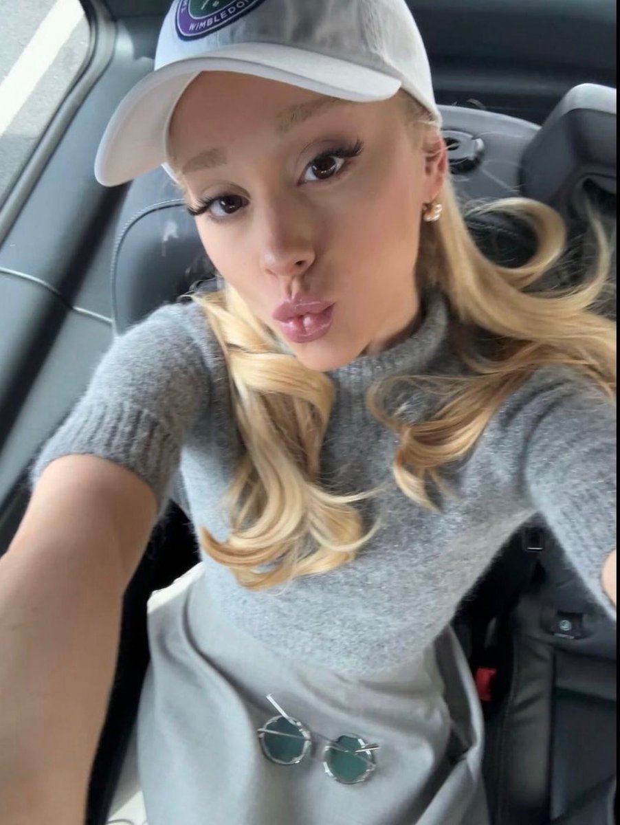PopCrave's tweet photo. Ariana Grande looks gorgeous in new photo. https://t.co/MgSC0z1glv