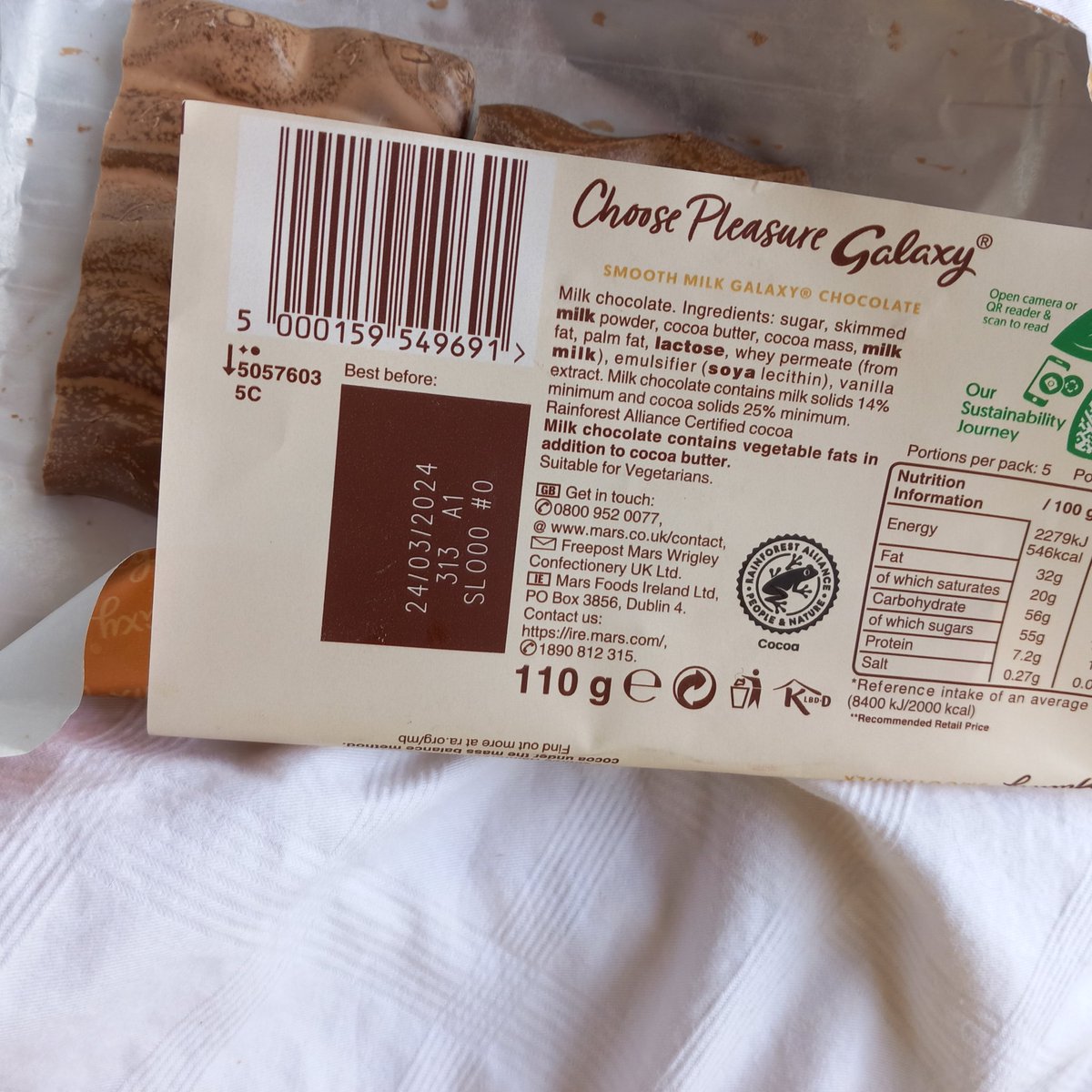 bagdoctor's tweet photo. @GalaxyChocolate Hey Galaxy! I've been devoted to you for over 40 years. You are my very favourite chocolate.  But look at the state of this bar I bought today in Stroud, Gloucestershire.  Never seen the likes. What do you think happened? What to do? My Sunday afternoon ruined!! https://t.co/yn8RUQmwLU