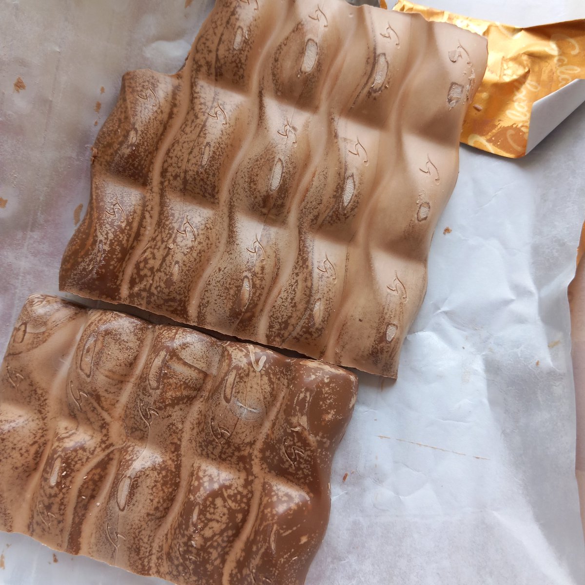 bagdoctor's tweet photo. @GalaxyChocolate Hey Galaxy! I've been devoted to you for over 40 years. You are my very favourite chocolate.  But look at the state of this bar I bought today in Stroud, Gloucestershire.  Never seen the likes. What do you think happened? What to do? My Sunday afternoon ruined!! https://t.co/yn8RUQmwLU