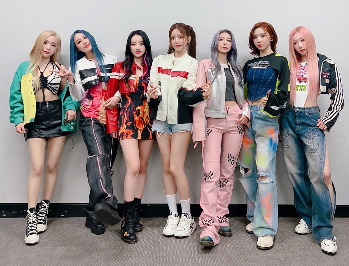 courtneykillx's tweet photo. Dreamcatcher as different types of fans 💨🍃 
a very thought-provoking thread ⬇️⬇️⬇️⬇️ https://t.co/PWY8ve5N8R