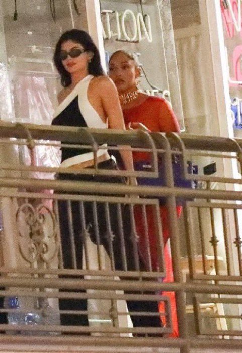 spicebae_'s tweet photo. that's right.
if khloe can take that cheating mf back, kylie go get your best friend jordyn back 😭👏🏾 https://t.co/iOTYvZyGNB