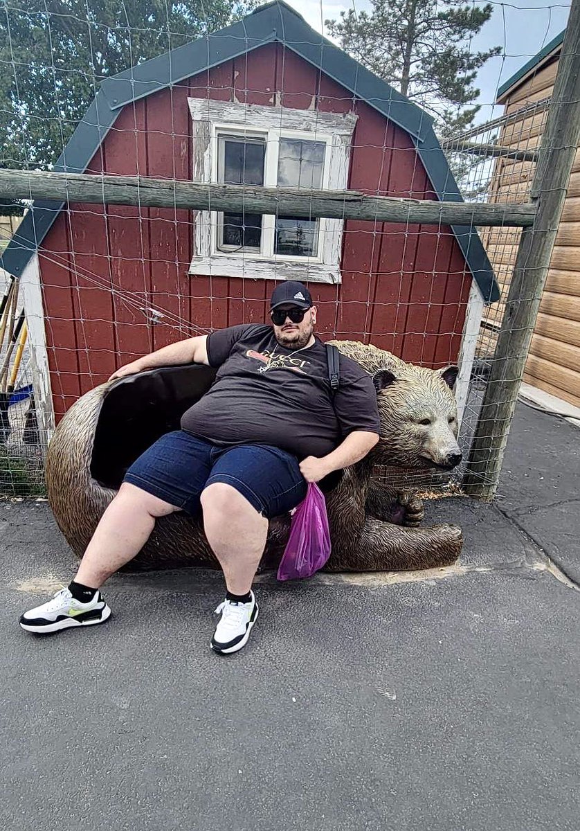 I found my new couch! Anyone wanna sit on me.. oh uhh..I mean sit on it with me?😅