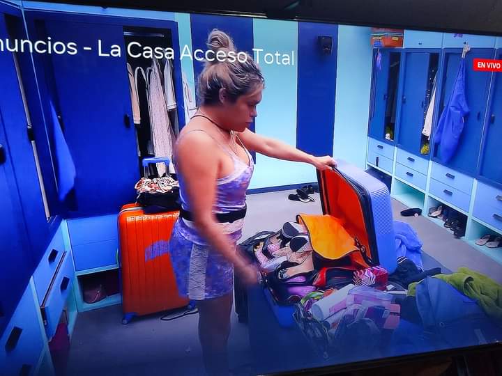 Marirdz124's tweet photo. Ni estes haciendo tus maletas muñeca wendy que tu no te vas hoy!¡💗💋 #WendySeQueda #WendyGuevara #LaCasaDeLosFamosoMx https://t.co/KWM7TyXj7h
