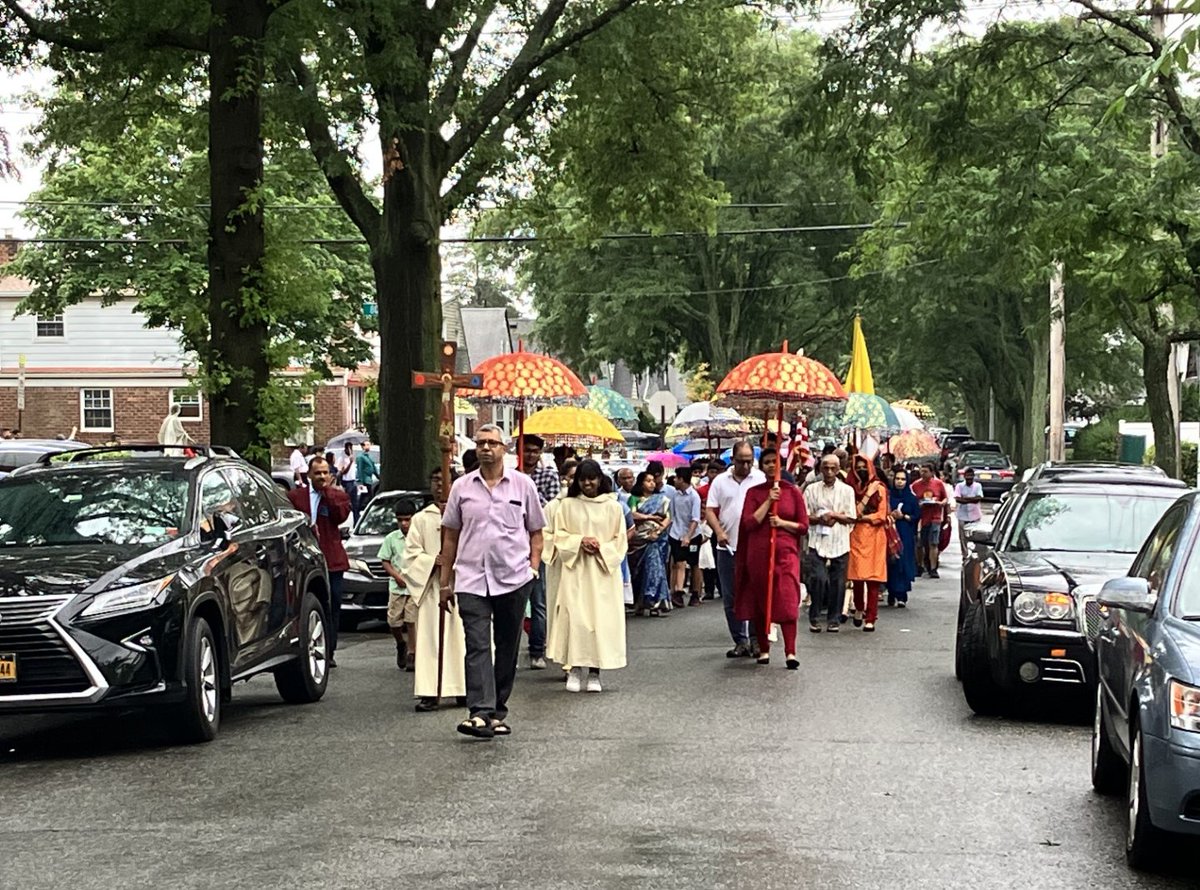 NYPD105Pct's tweet photo. Our Patrol and Auxiliary Officers joined Our Lady of Snows for their annual St. Alphonsa Parade earlier today. #Auxiliary #PBQS https://t.co/UODFp3JfUC